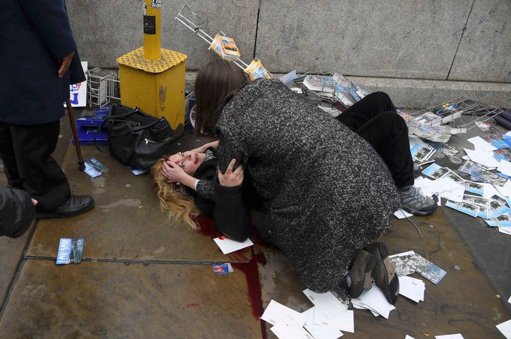 Fotos mostram pessoas muito feridas perto do Parlamento britânico