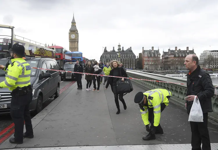 Ataque: segundo a imprensa britânica, duas pessoas estavam deitadas no chão em frente ao Parlamento, no coração de Londres (Toby Melville/Reuters)