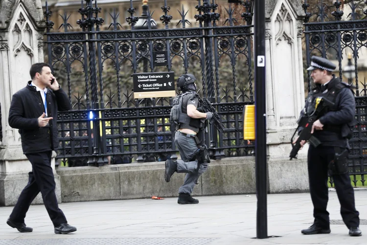 Policial isola a região do Parlamento britânico após incidente com tiros (Stefan Wermuth/Reuters)