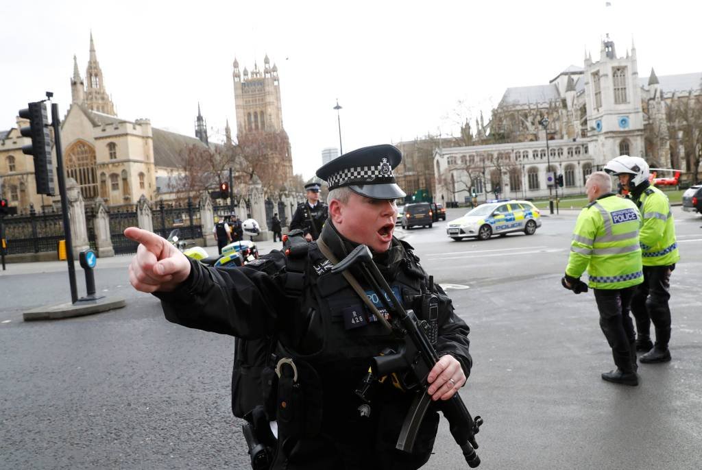 Após atentado, carro atropela pedestres no Parlamento britânico