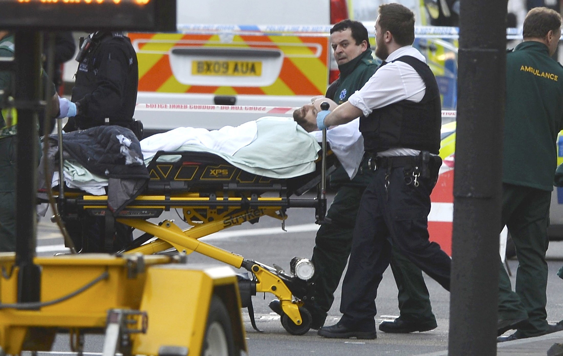 Deputado vira herói ao tentar salvar policial em ataque a Londres