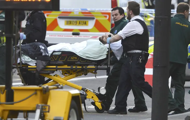 Londres: Tobias Ellwood, que perdeu um irmão no atentado de Bali, na Indonésia, em 2002, realizou manobras de ressuscitação no policial ferido (Hannah McKay/Reuters)