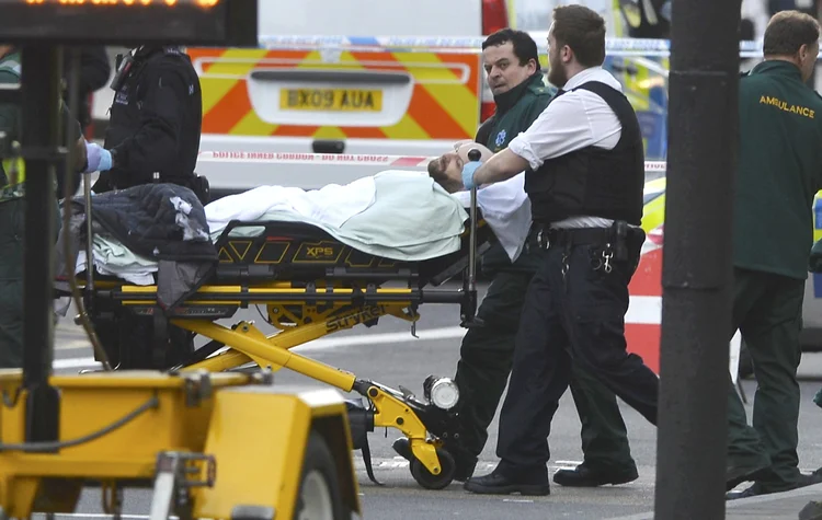 Atentado: serviços de emergência prestam socorro às vítimas em Londres (Hannah McKay/Reuters)