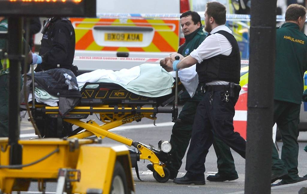 Deputado vira herói ao tentar salvar policial em ataque a Londres