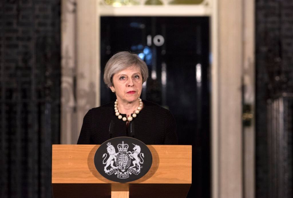Theresa May condena "atroz ataque terrorista" em Manchester