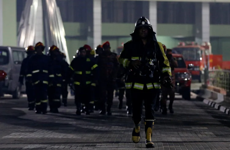 Bombeiros: (Mohammad Ponir Hossain/Reuters)