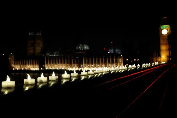 Velas em tributo às vítimas do ataque terrorista em Londres na ponte de Westminster (Darren Staples/Reuters)