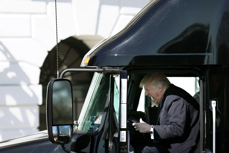Trump: a ofensiva dos orgãos reguladores para acelerar a chegada do V2V ao mercado foi paralisada durante o governo (Carlos Barria/Reuters)