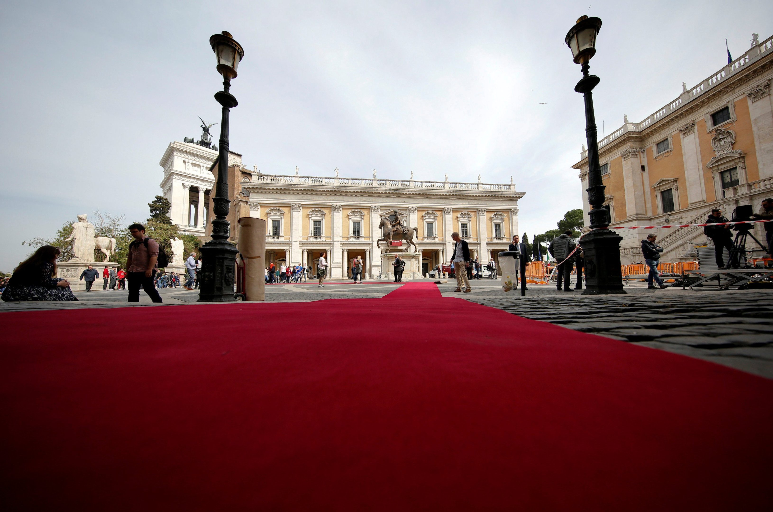 Milhares de pessoas manifestam em Roma a favor e contra a UE