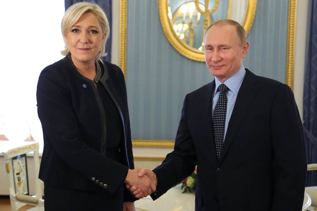 Putin se reúne com Le Pen e nega intenção de influenciar eleições