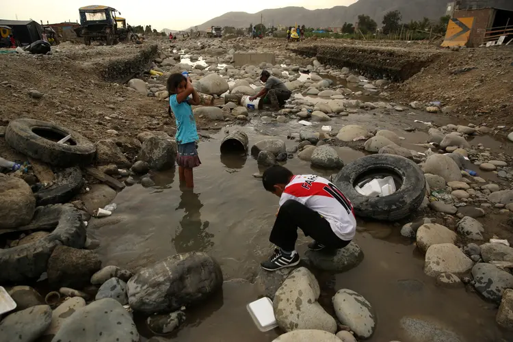 Inundações no Peru: são 2.192 quilômetros de estradas destruídos, 933 quilômetros de caminhos rurais destruídos, 195 pontes derrubadas e 25.298 hectares de cultivos afetados (Mariana Bazo/Reuters)