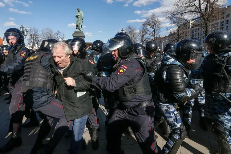 Protesto: dezenas de milhares de russos participaram, no domingo, da jornada nacional de protesto contra a corrupção (Sergei Karpukhin/Reuters)