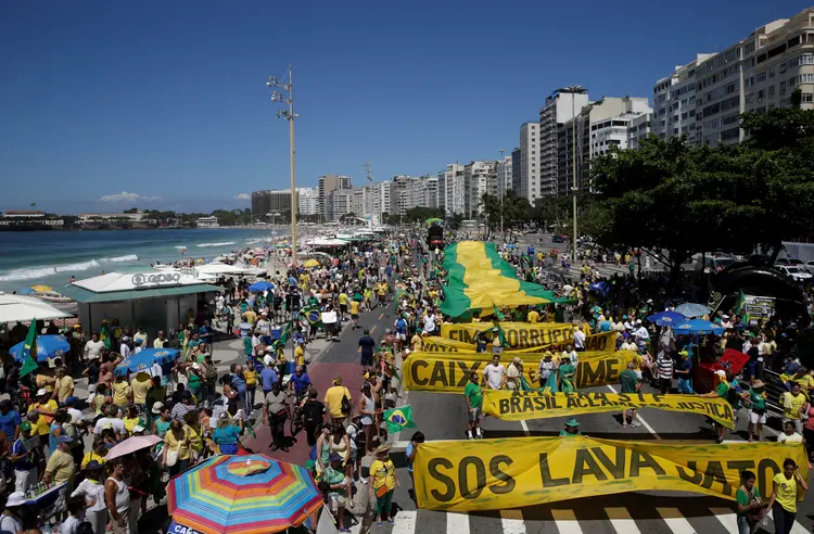 Manifestações: "Se vocês estão insatisfeitos, vão para a rua se manifestar, mostrar, ordeiramente" (Ricardo Moraes/Reuters)