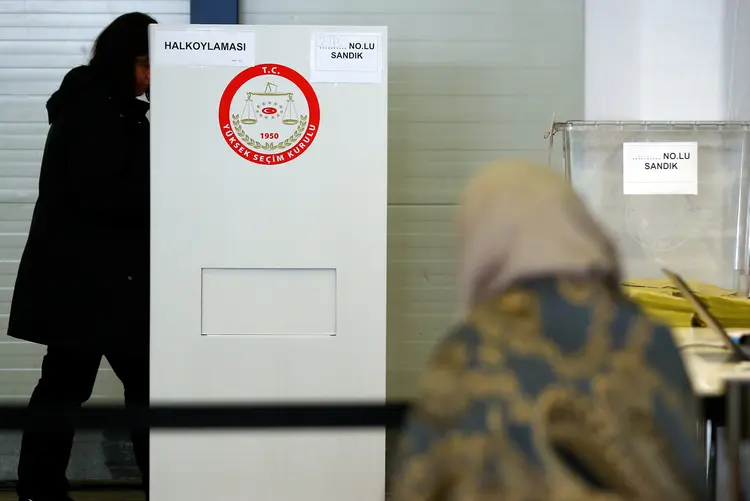 Votação: na Alemanha vivem cerca de 1,4 milhão de turcos habilitados a votar (Michael Dalder/Reuters)
