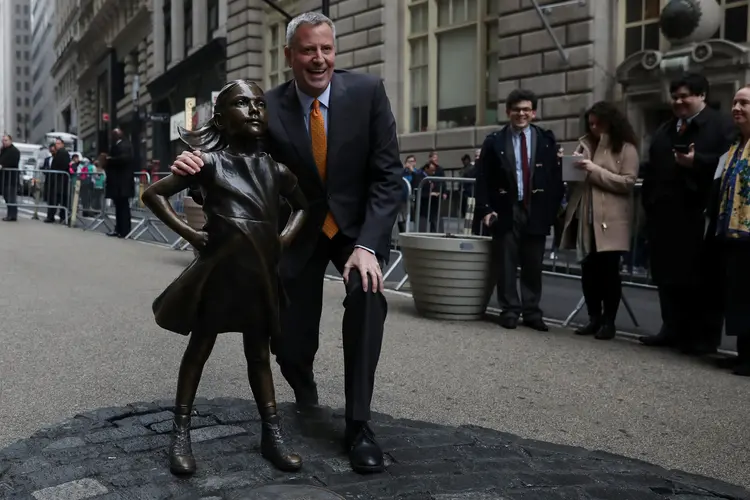 A estátua e o prefeito de NY: a obra da escultora americana Kristen Visbal a princípio ficaria exposta apenas por uma semana (Shannon Stapleton/Reuters)