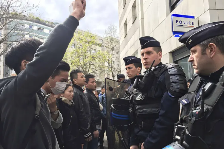 Protestos em frente a um posto policial em Paris após a morte de chinês (Noemie Olive/Reuters)