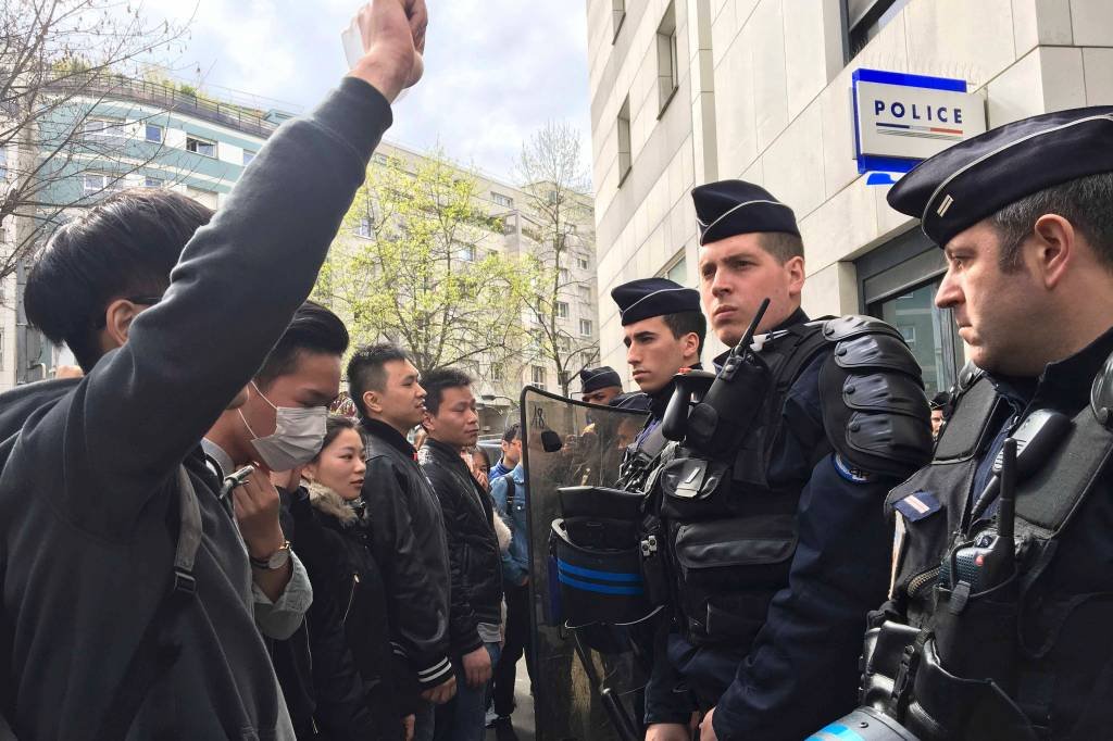 Paris tem noite de protestos após morte de chinês pela polícia