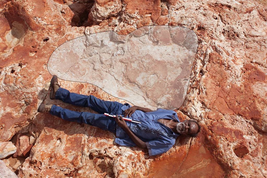Pegada de dinossauro: estima-se que as rochas onde os rastros ficaram gravados têm entre 127 milhões e 144 milhões de anos de idade (Damian Kelly/Reuters)
