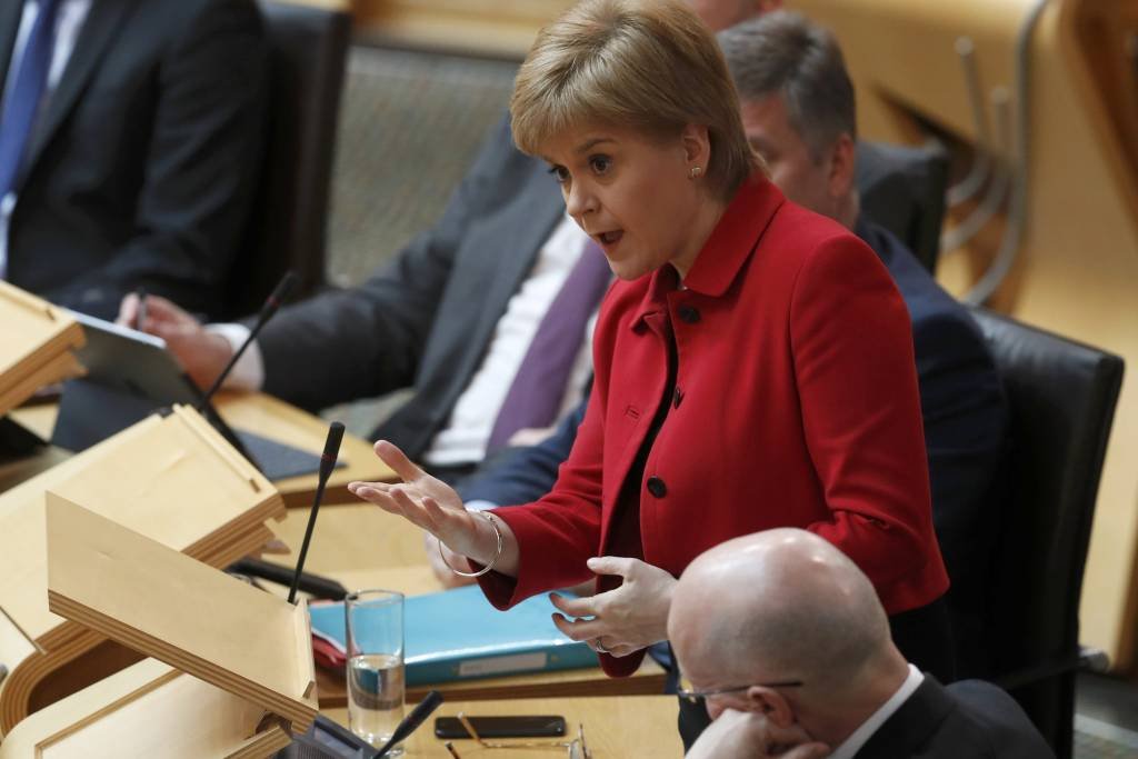 Parlamento escocês realiza sessão sobre referendo independentista