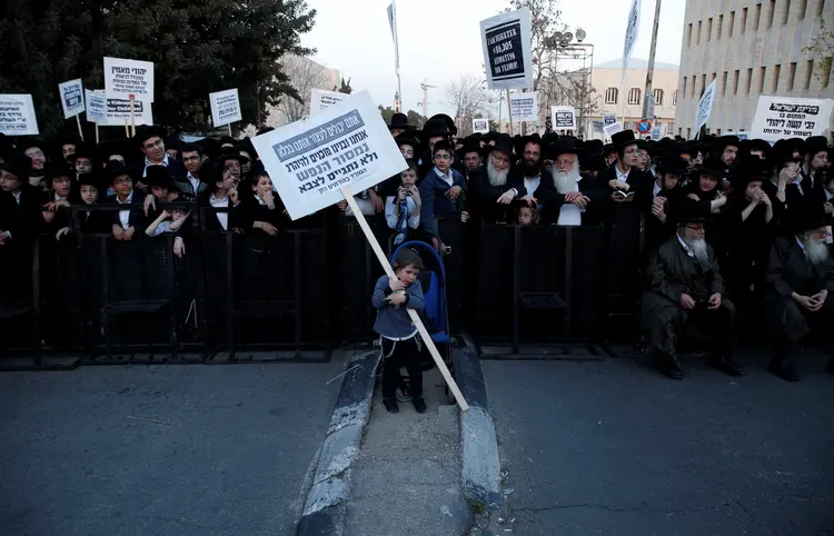 Protesto de judeus ultraortodoxos: o serviço militar é obrigatório em Israel tanto para os homens, como para as mulheres (Baz Ratner/Reuters)