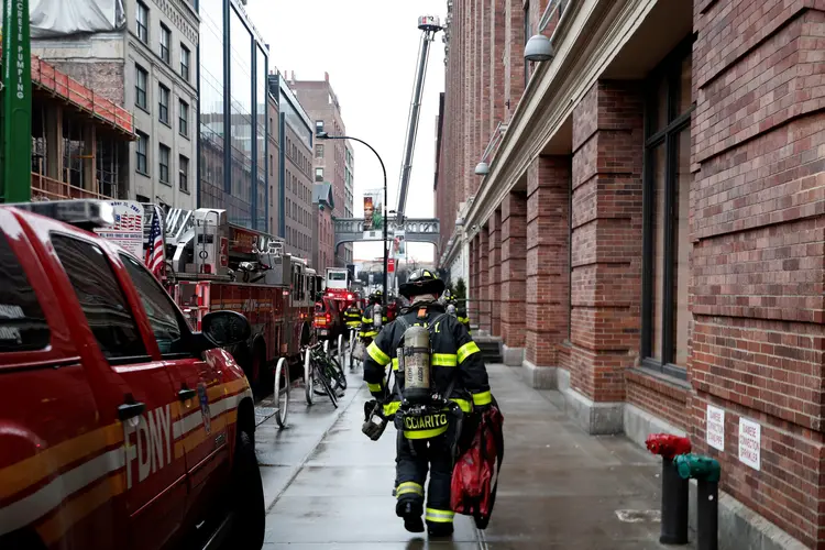 Bombeiros: pelo menos uma pessoa teve que ser atendida pelos serviços de emergência, mas seu estado não inspira maiores cuidados (Mike Segar/Reuters)