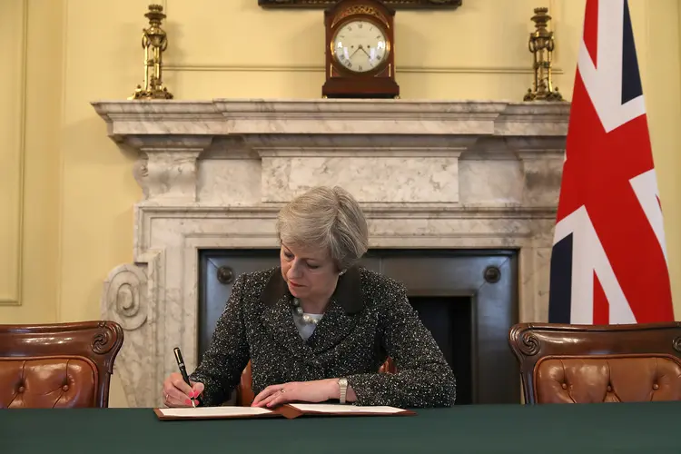 Primeira-ministra do Reino Unido Theresa May assina carta que dá início ao Brexit, dia 28/03/2017 (Christopher Furlong/Reuters)