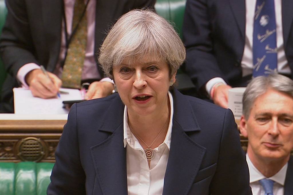 May prometerá acabar com trânsito livre de pessoas após Brexit