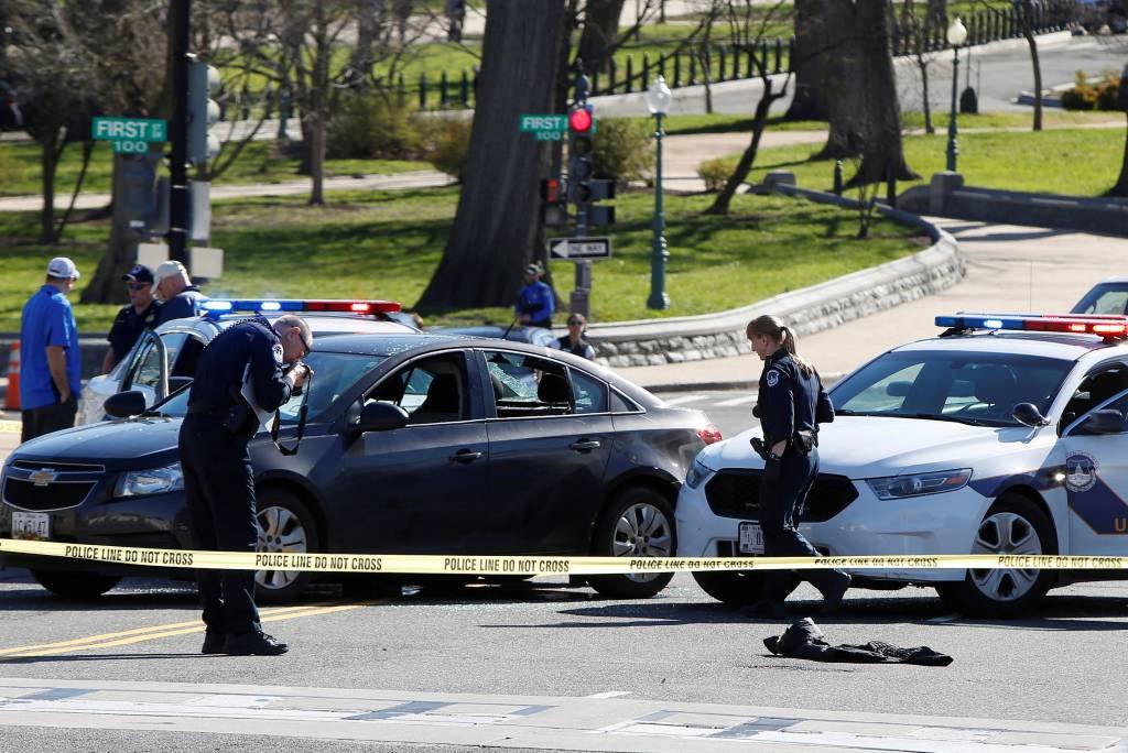 Mulher tenta jogar carro contra policiais em Washington