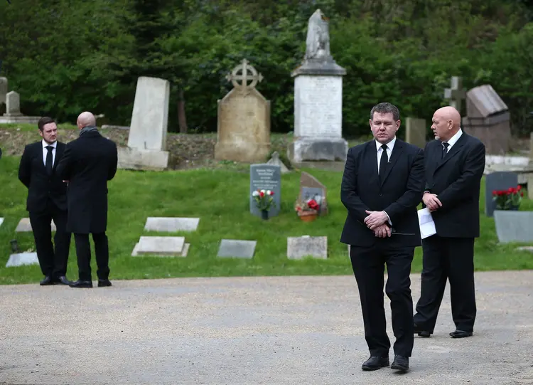 Seguranças no cemitério Highgate: "Familiares e amigos íntimos se reuniram para a cerimônia privada e discreta para dizer adeus a seu amado filho, irmão e amigo", disse comunicado (Reuters)