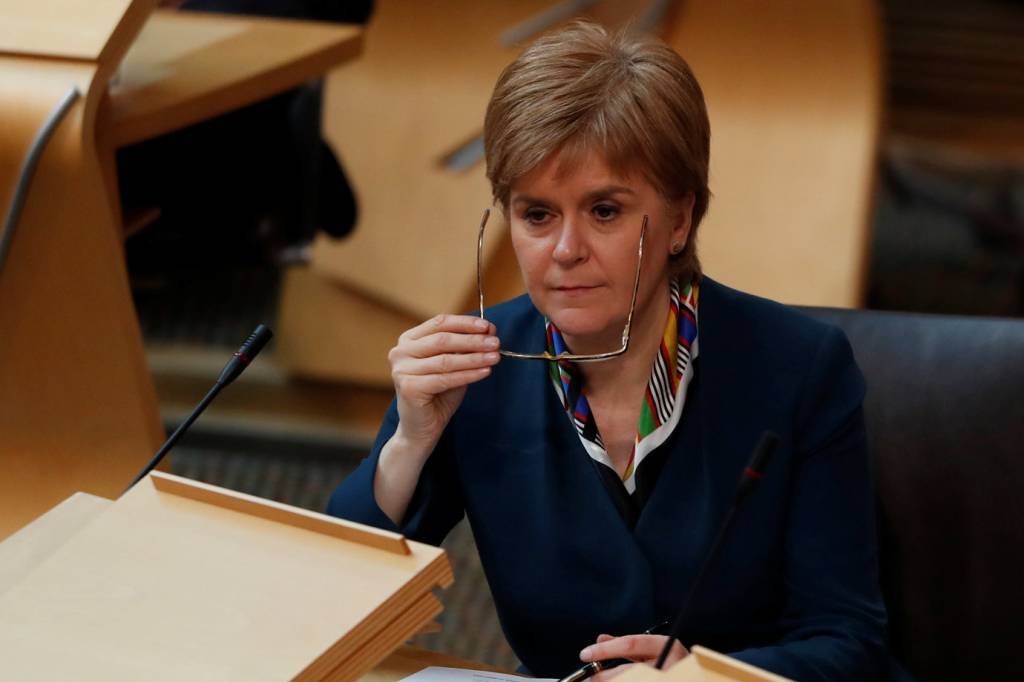 Premiê suspende referendo na Escócia para depois do Brexit