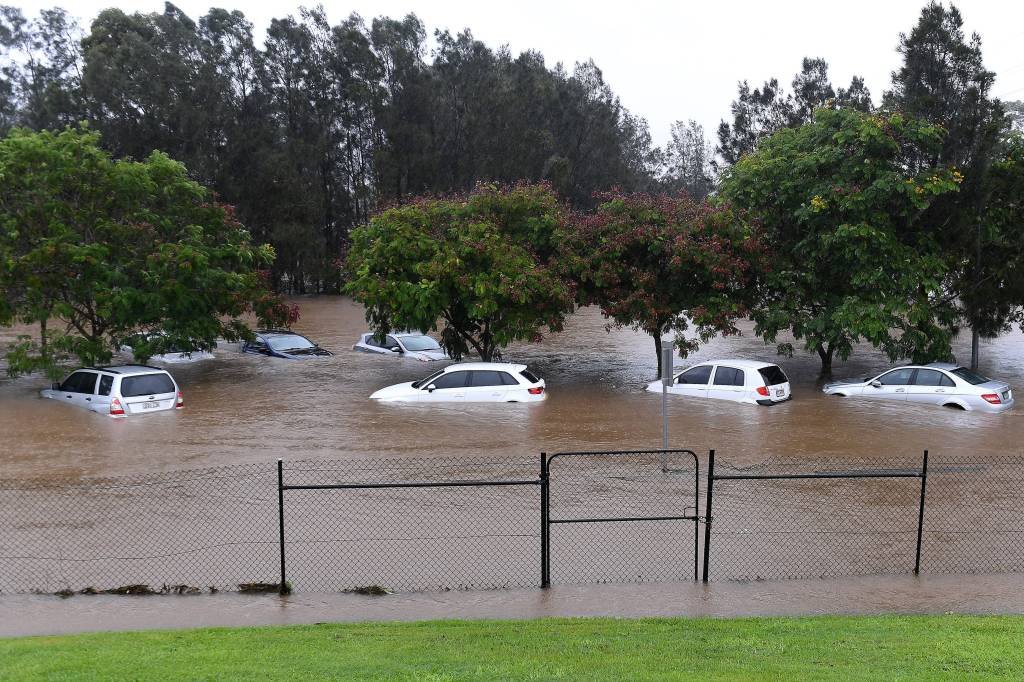Tempestade pós-ciclone causa risco de inundações na Austrália