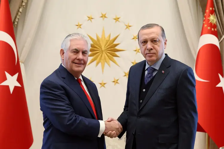 Tillerson foi recebido por Erdogan antes de iniciar sua reunião de trabalho com seu homólogo turco, Mevlüt Çavusoglu (Yasin Bulbul/Presidential Palace/Handout/Reuters)