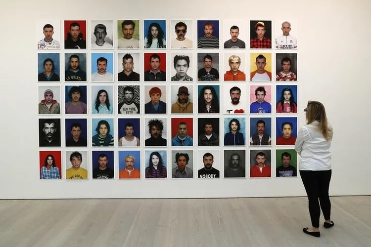 Arte da Selfie: "Selfies não são uma opção, é algo que está abrindo a nossa identidade para o bem, mas principalmente para o mal, moldando uma sociedade de controle" (Stefan Wermuth/Reuters)