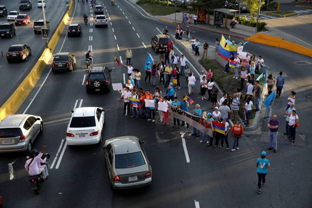 Opositores bloqueiam via de Caracas e pedem mudanças no governo