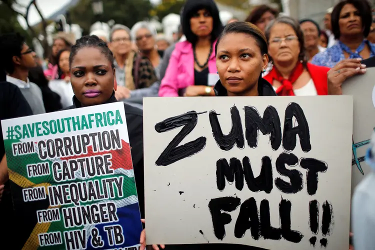 Manifestantes protestam contra o presidente da África do Sul, Jacob Zuma (Mike Hutchings/Reuters)