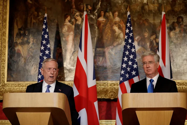 James Mattis e Michael Fallon: em entrevista coletiva conjunta, Fallon destacou a "profunda e especial aliança" existente entre Estados Unidos e a União Europeia (UE) (Matt Dunham/Reuters)