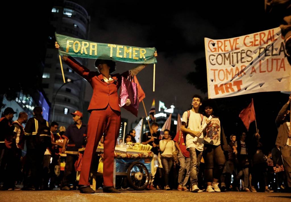 Protesto em SP: também houve protesto em Salvador, com representantes de diversas categorias, centrais sindicais, movimentos sociais e frentes populares (Nacho Doce/Reuters)