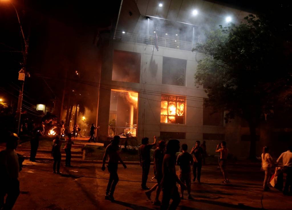 Manifestantes põem fogo no Congresso paraguaio
