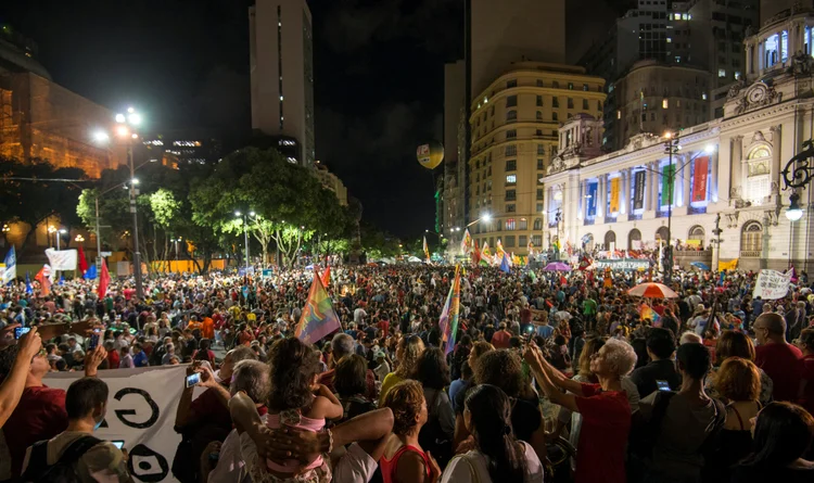 Protesto no Rio: por meio de faixas, cartazes e discursos, o grupo de manifestantes fez duras críticas a Temer, frequentemente chamado de "chefe da quadrilha", e seus aliados (Lucas Landau/Reuters)