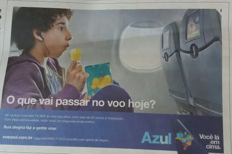 Propaganda da Azul: anúncio foi publicado na mesma página que tratava sobre o acidente da Chapecoense (Reprodução)