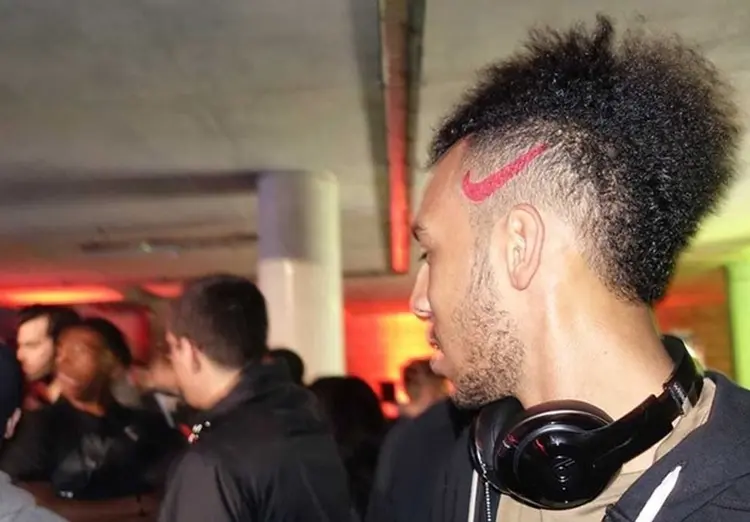 Pierre-Emerick Aubameyang: clube alemão é patrocinado pela Puma, mas o atacante entrou em campo com um símbolo da Nike, sua patrocinadora (Record/Portugal/Reprodução)