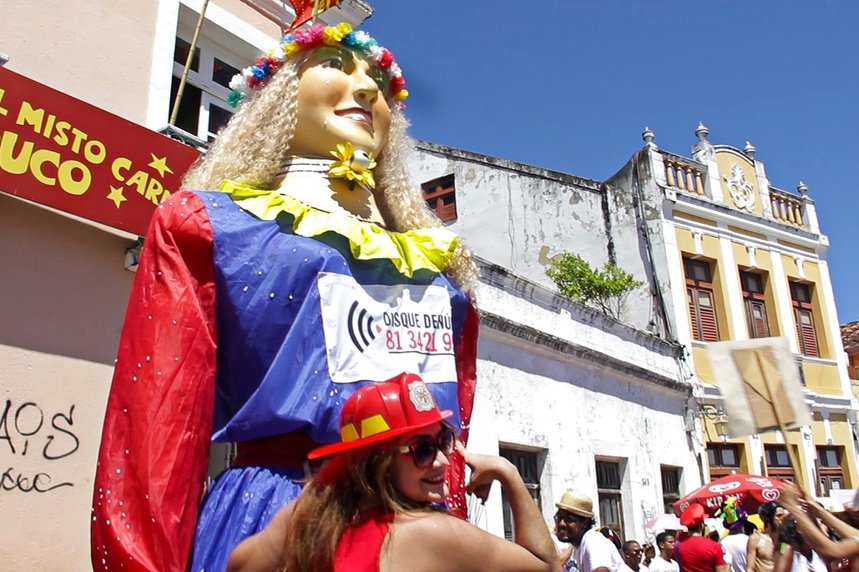 Boneca gigante protege mulheres no Carnaval de Olinda