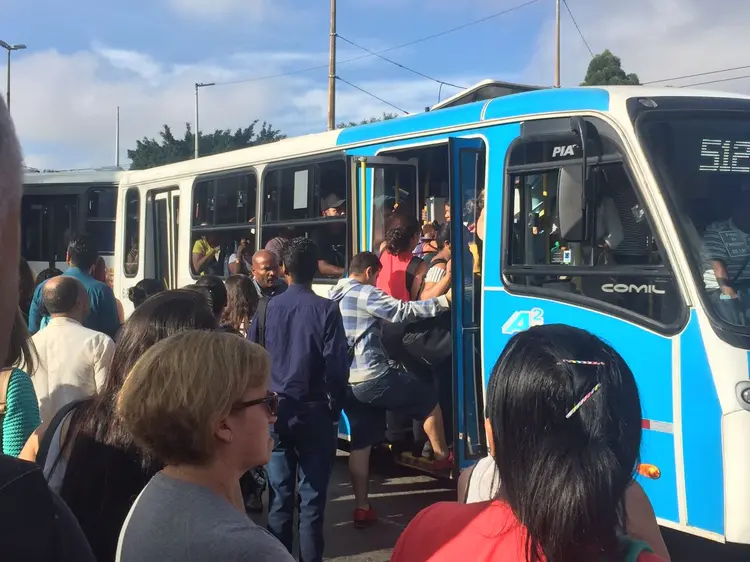 Passageiros enfrentam filas para entrar nos ônibus no terminal Jabaquara (Bárbara Ferreira Santos/Site Exame)