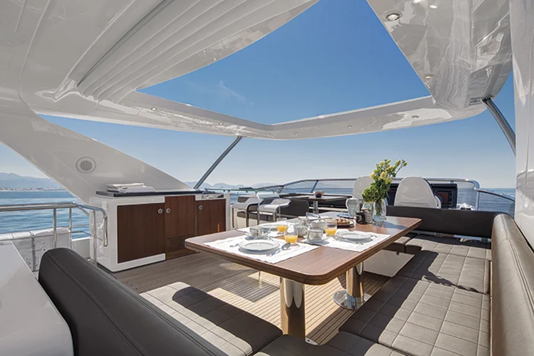 O flybridge possui área de 42 metros quadrados (Azimut Yachts/Divulgação)