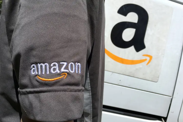 Amazon: empresa recebeu 53 reclamações de superaquecimento desses carregadores (Lucy Nicholson/Reuters)