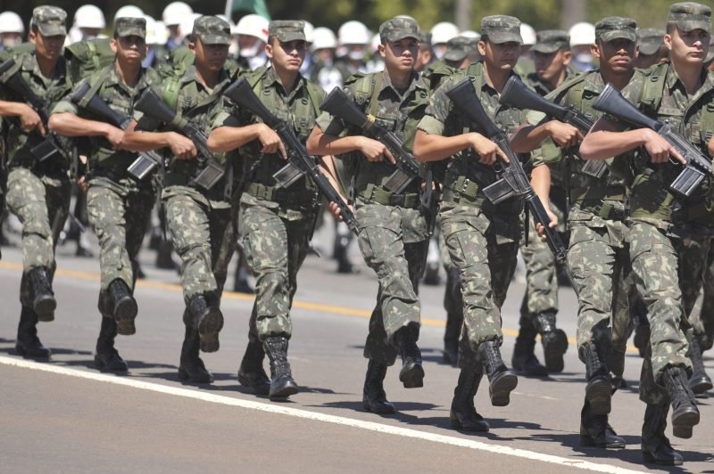 Militares do Exército são proibidos por lei de opinar sobre política