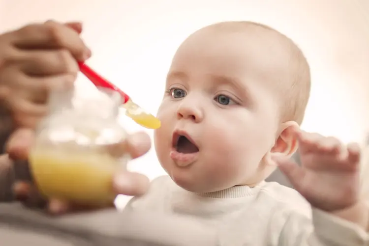Bebê é alimentado (Ivanko_Brnjakovic/Thinkstock)