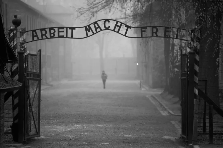 Portão de entrada do campo de concentração de Auschwitz, na Polônia (Christopher Furlong/Getty Images)