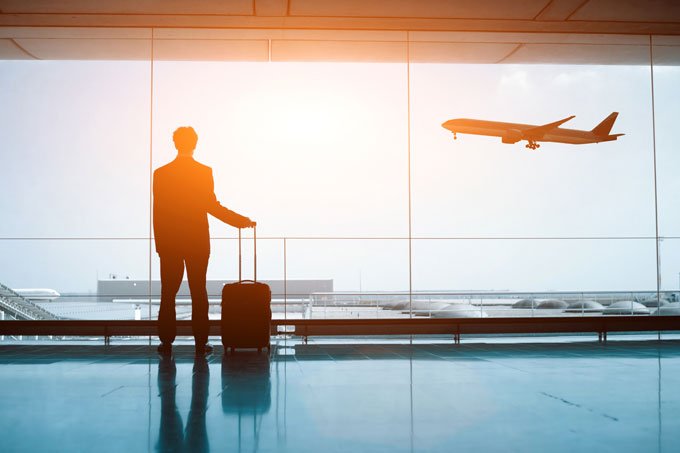 Passageiro com bagagem em aeroporto: Gol vai passar a oferecer mais benefícios para passageiros frequentes (iStock/Thinkstock)