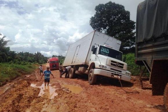 Tráfego na BR-163 (PA) volta a ser interrompido devido às chuvas